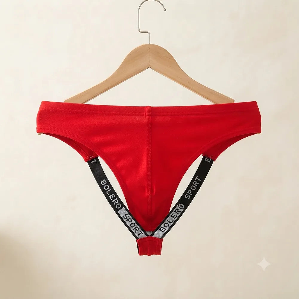 Red brief معلق ويظهر حمالتين سوداوتين وتفاصيل الطباعة
