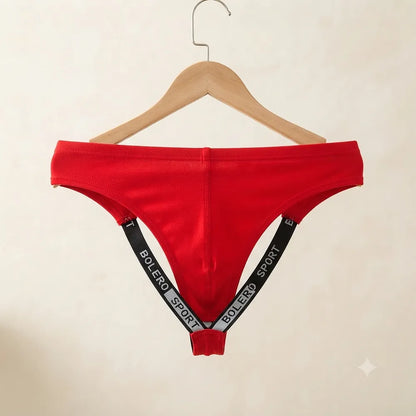 Red brief معلق ويظهر حمالتين سوداوتين وتفاصيل الطباعة